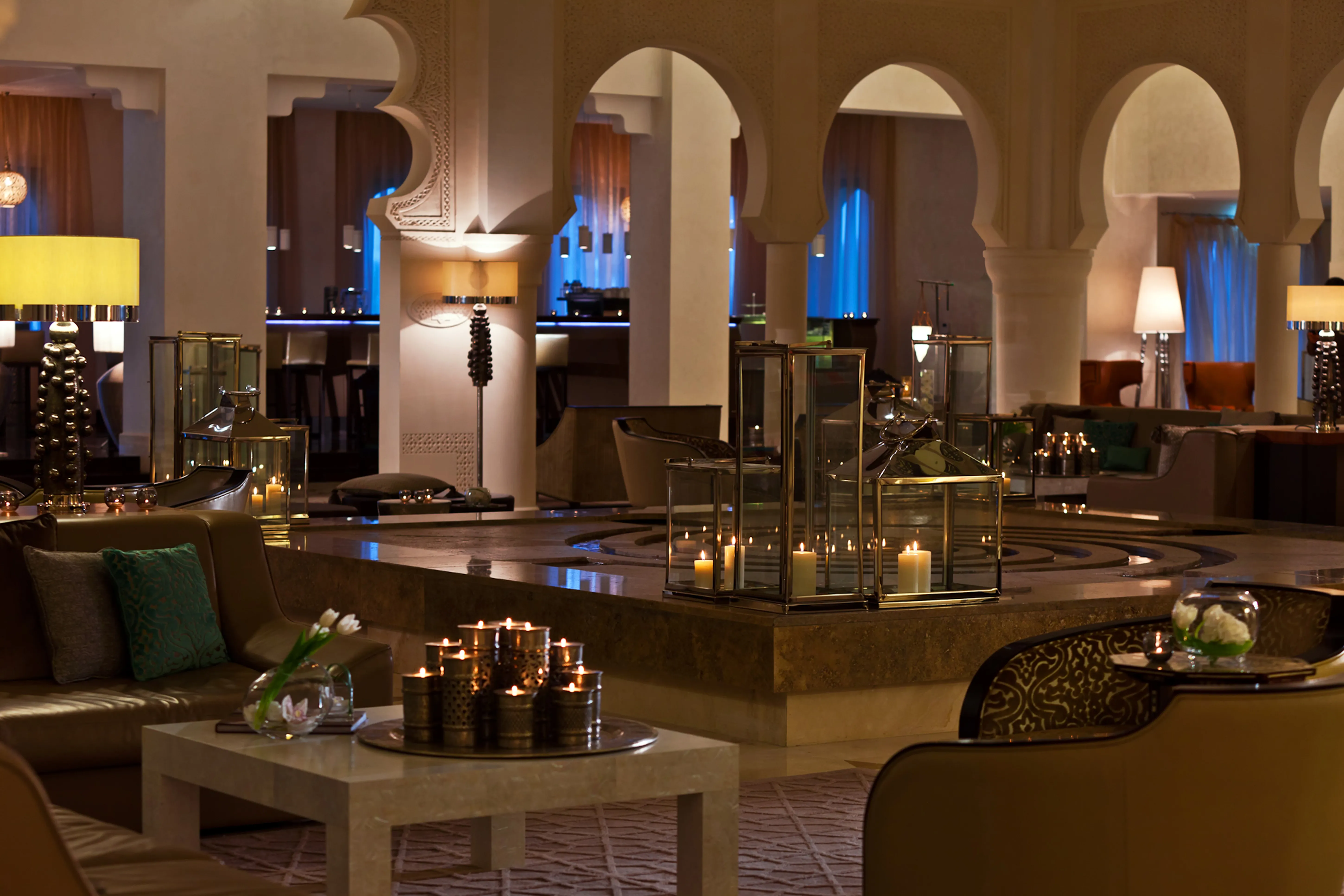 Extérieur du Renaissance Tlemcen Hotel illuminé de nuit